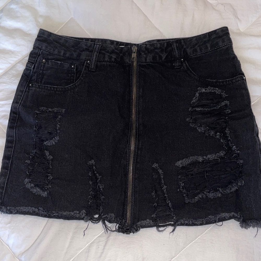 FOREVER 21 SIZE US 27 BLACK JEAN ZIPPER SKIRT RIPPED
